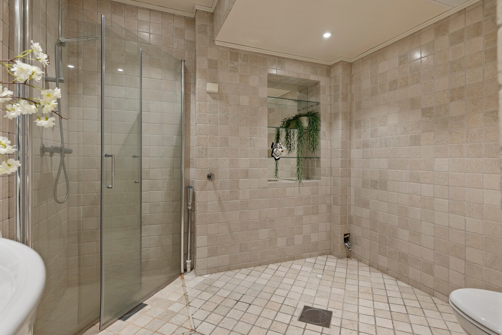 Her får man en god start på dagen. Det er opplegg til badekar. Galleribilde