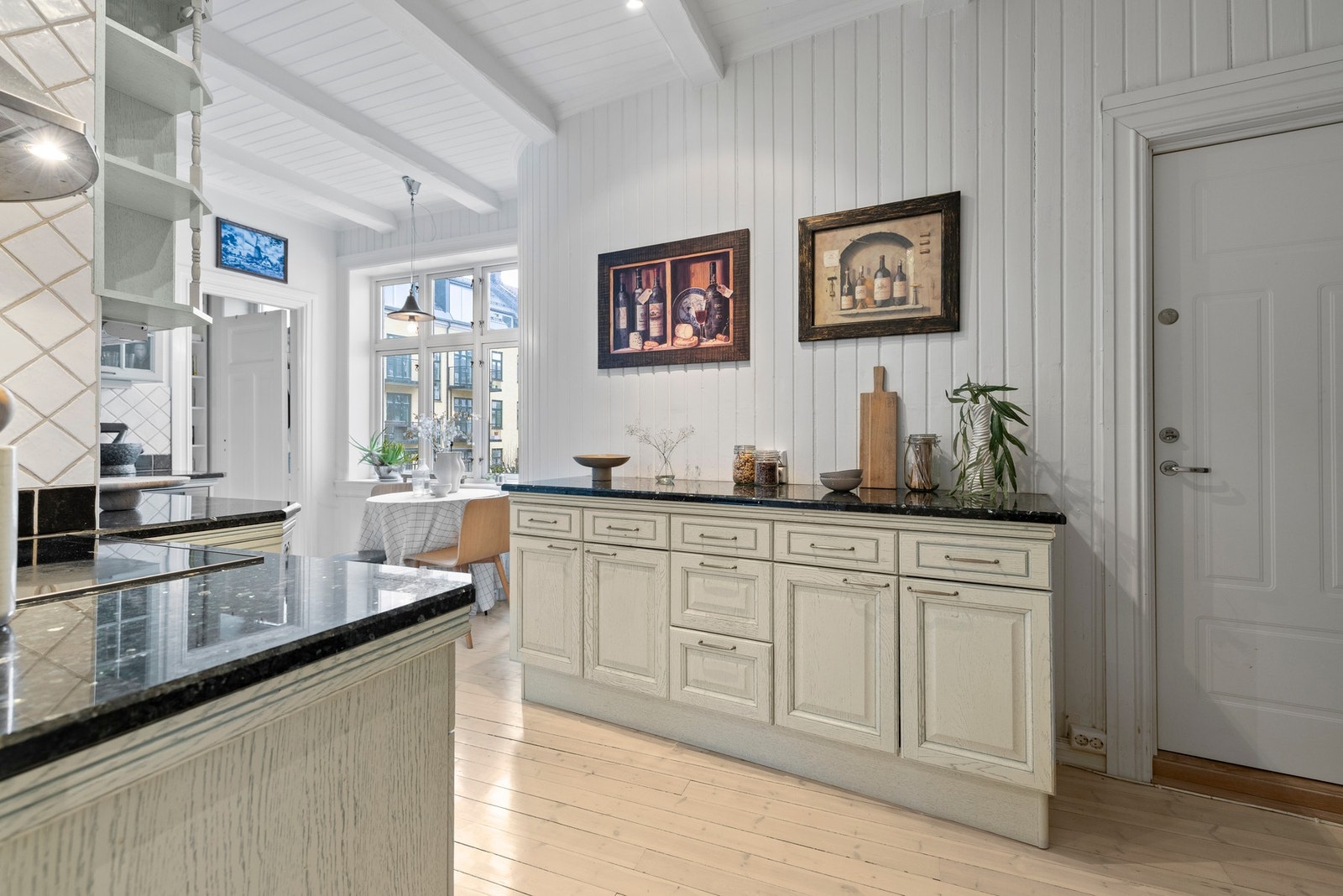 Romslig kjøkken fra Mobalpa med et rusikt preg og med god skap- og benkplass. Galleribilde