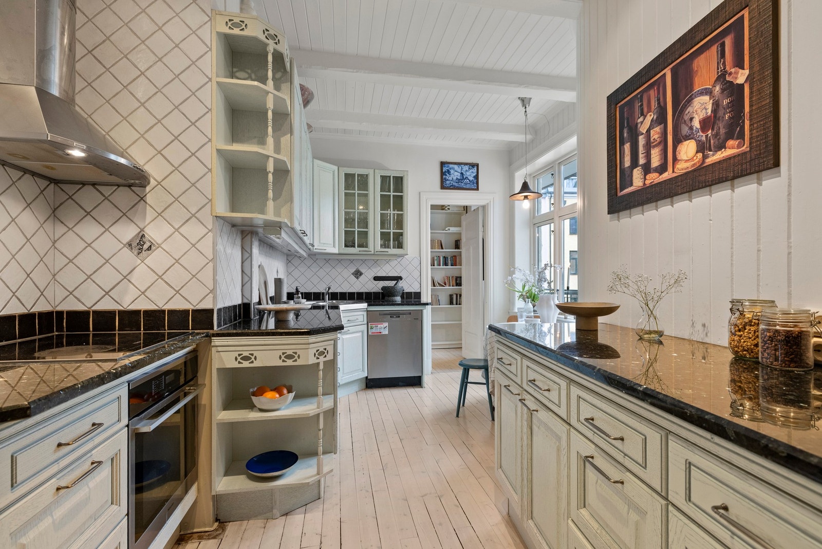 Alt ligger til rette for kokkelering til hverdag og fest. Galleribilde