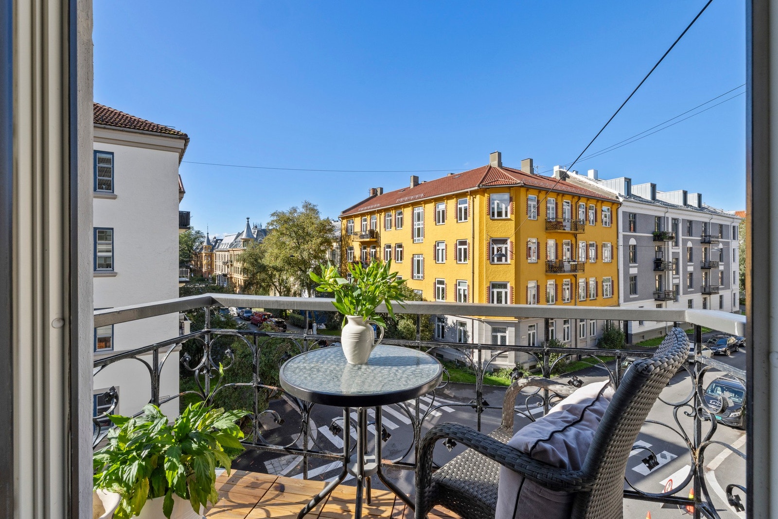 Balkongen gir rommet en ekstra dimensjon og gjør det enkelt å ta med kaffekoppen eller et måltid ut på fine dager. Galleribilde