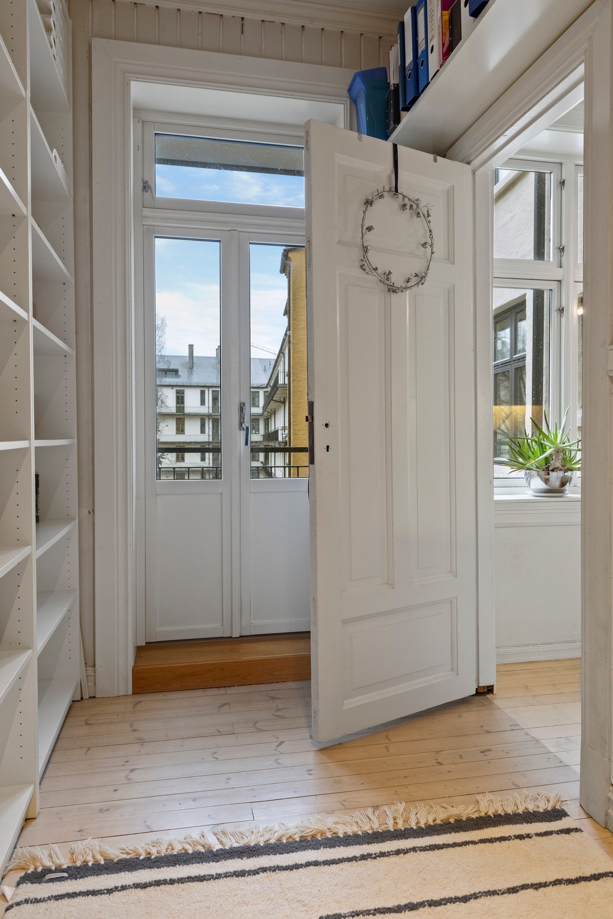 Fra rommet er det utgang til balkong, som gir gode lysforhold og muligheten til å trekke ut i frisk luft i løpet av dagen. Galleribilde