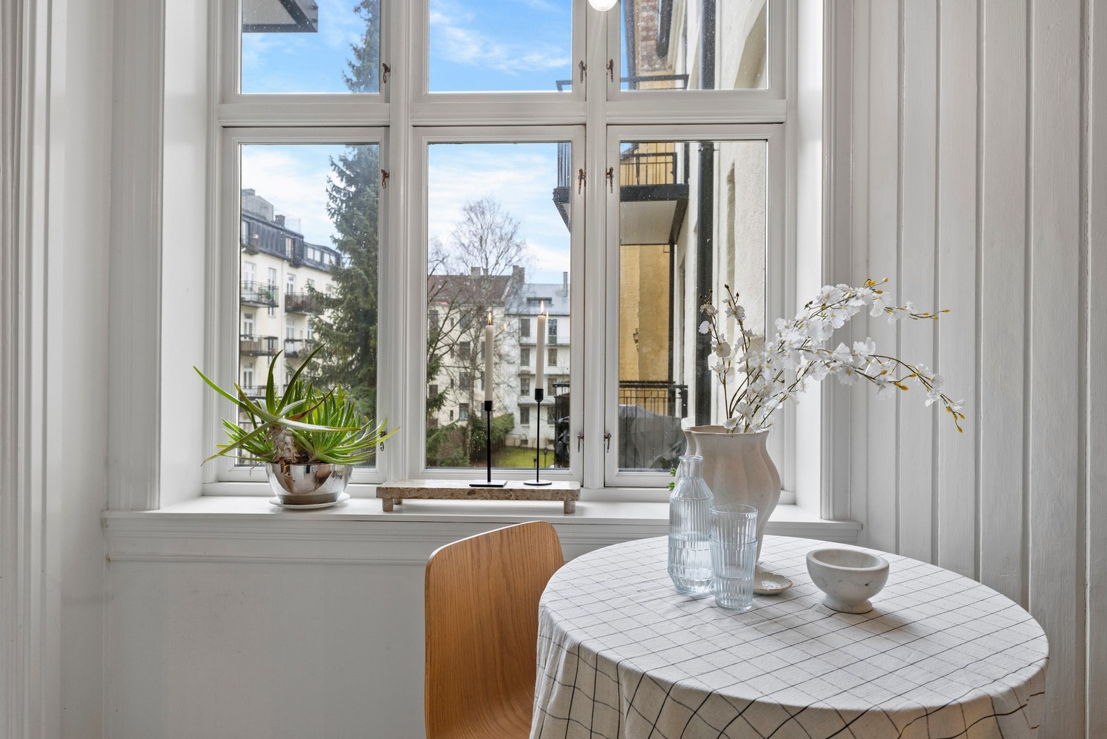 Her kan man nyte frokosten med luftig utsikt mot den rolige og grønne bakgården. Galleribilde