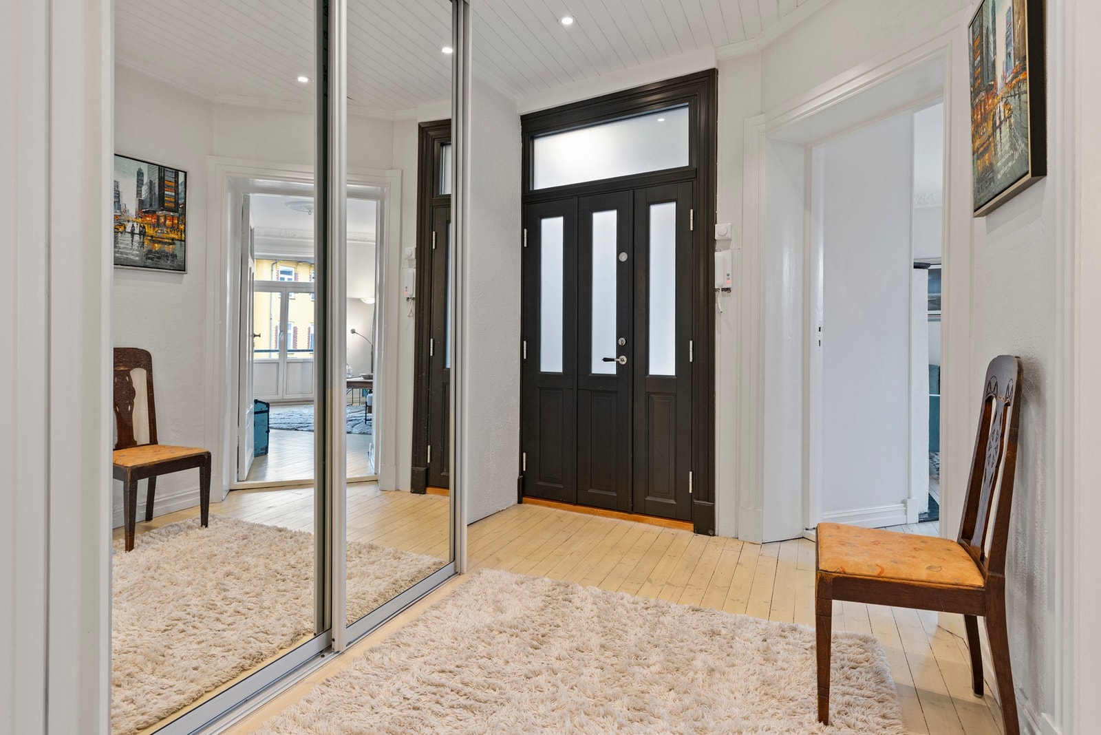 Her er det god plass til garderobeløsning for yttertøy og sko, og rommet fungerer som et naturlig bindeledd mellom boligens ulike rom. Galleribilde