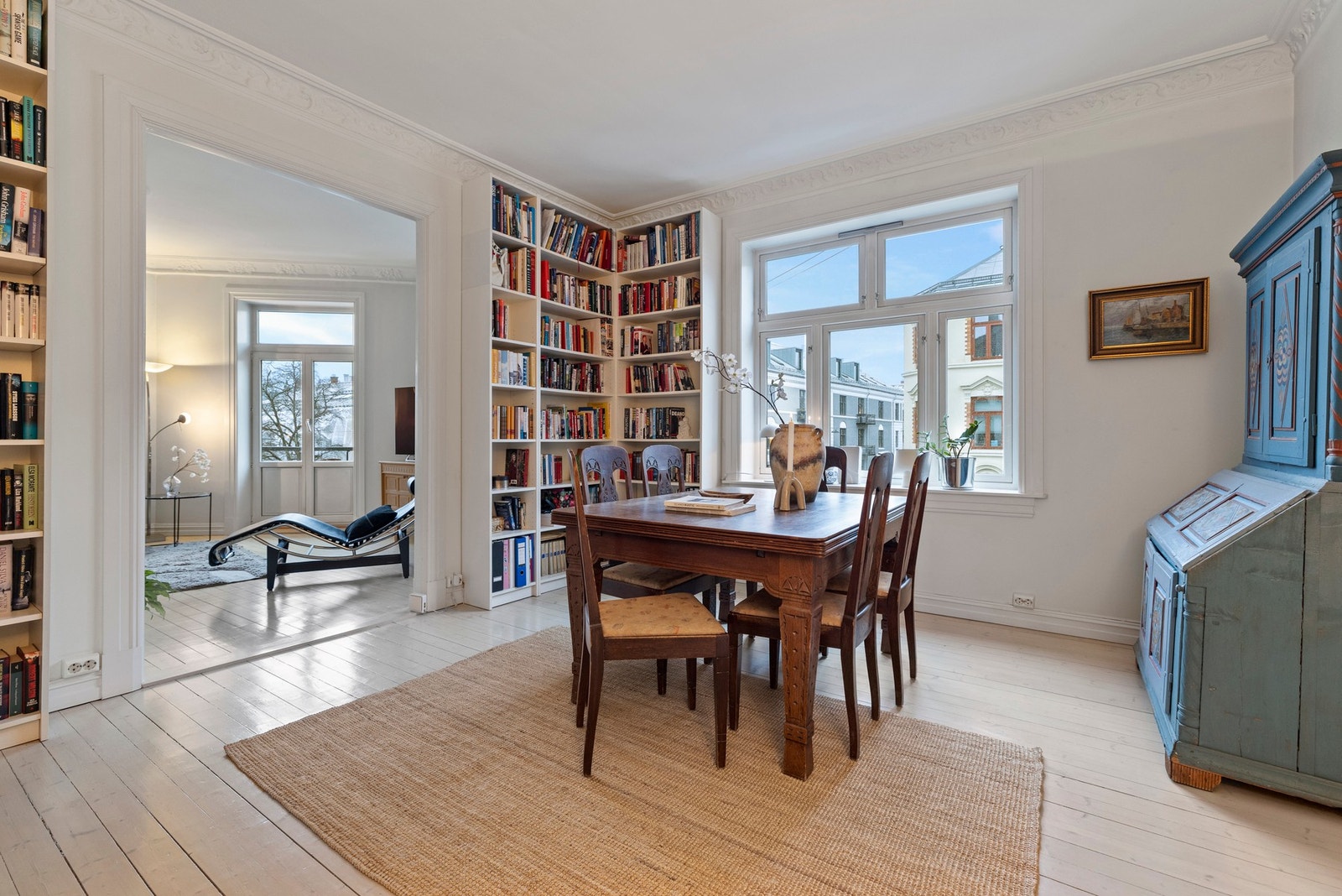 Spisestuen fremstår som et elegant og svært innbydende oppholdsrom, også dette rommet har generøs takhøyde på ca. 2,88 meter. Galleribilde