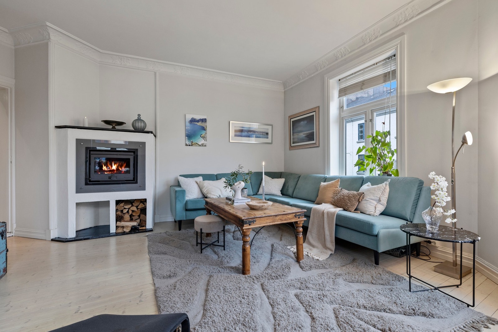 Lys og fin stue som er et sjarmerende og stemningsfullt oppholdsrom som byr på både varme og atmosfære. Galleribilde