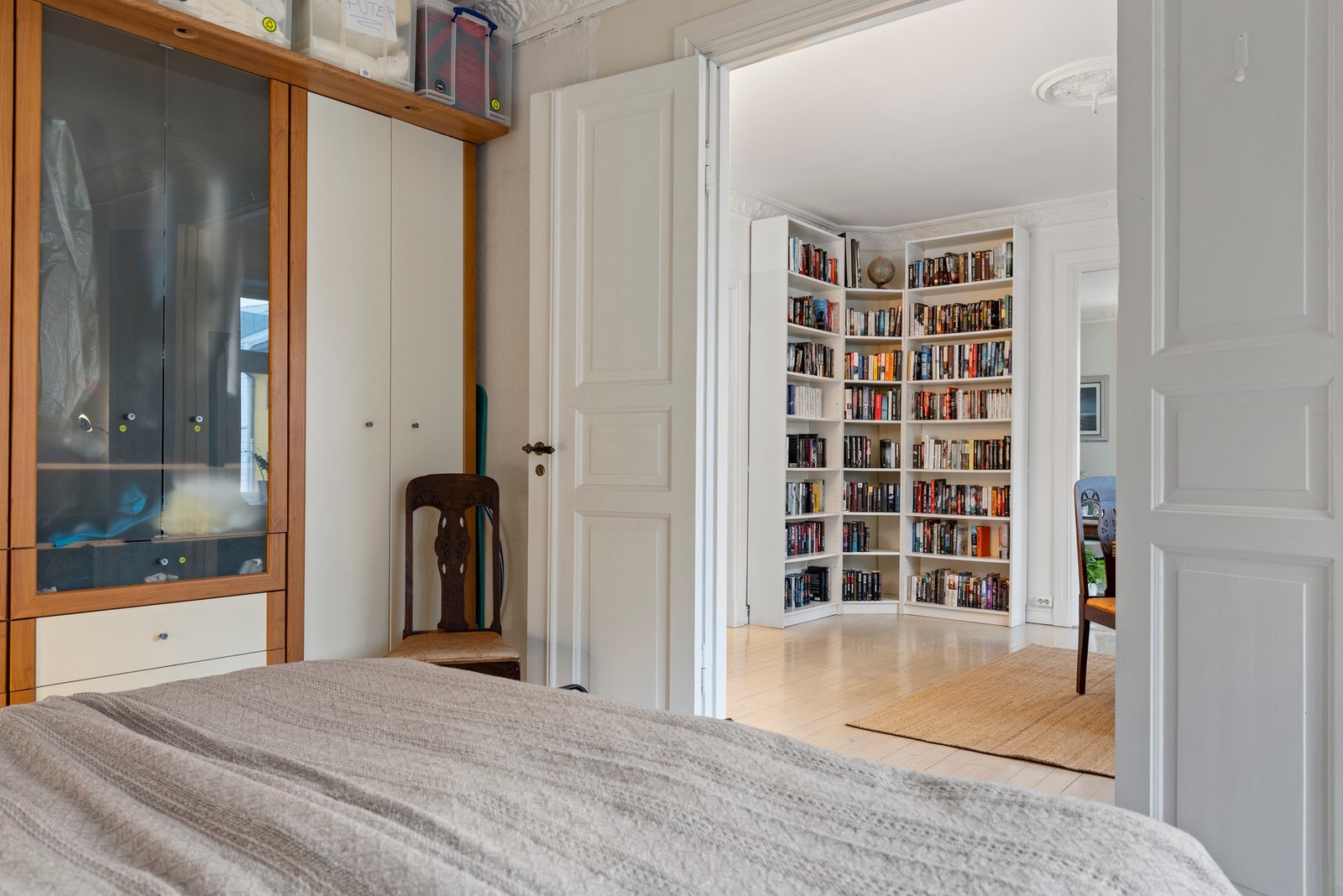 Fra hovesoverommet ut mot spisestuen. Galleribilde