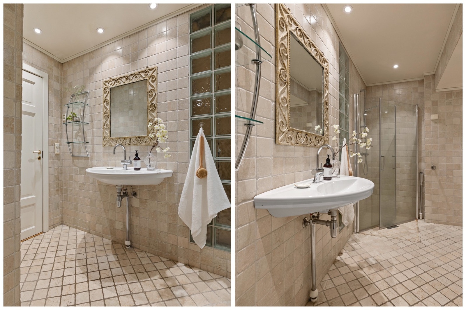 Delikat, flislagt og romslig bad bad med varmekabler fra 2002 innredet med dusjhjørne med glass dører, vegghengt toalett og servant med speil. Galleribilde