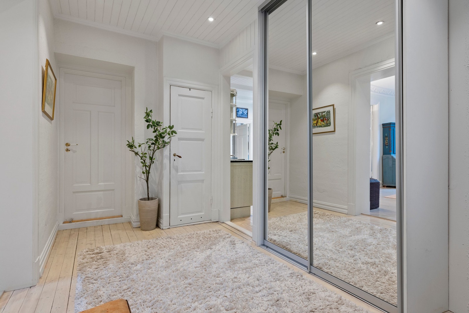 Leiligheten ønsker deg velkommen via en romslig og innbydende entré som gir et godt førsteinntrykk ved ankomst. Galleribilde