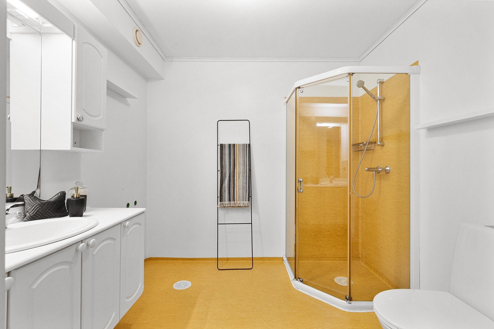 Bad med dusj, toalett og baderomsinnredning. Galleribilde