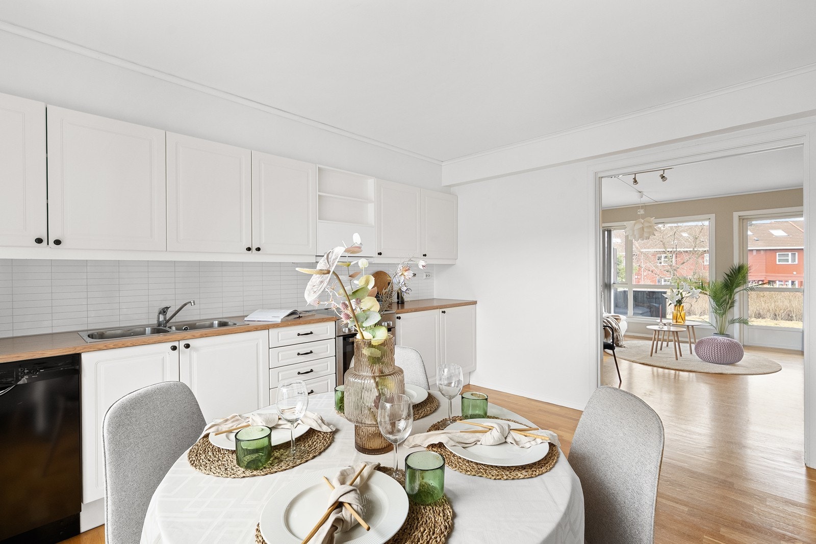 Kjøkken med god skap og benkeplass - hvitevarer som står på visning medfølger i handelen. Galleribilde