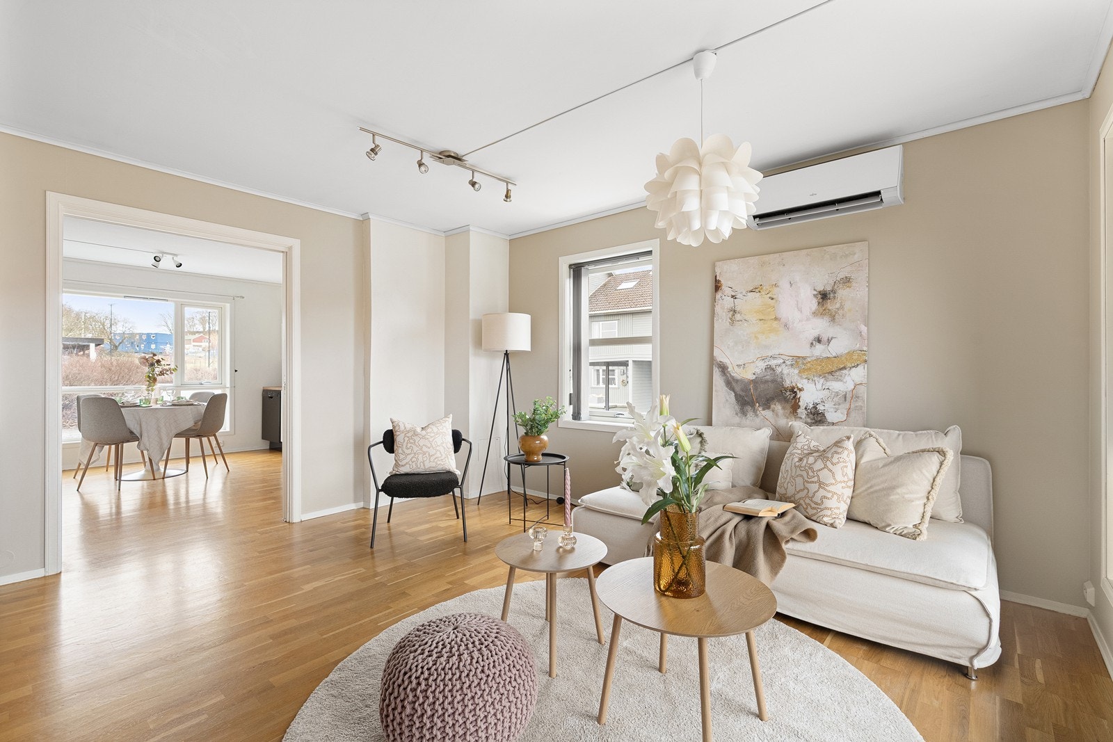 Stue mot kjøkken - Skyvedører innt til kjøkken Galleribilde