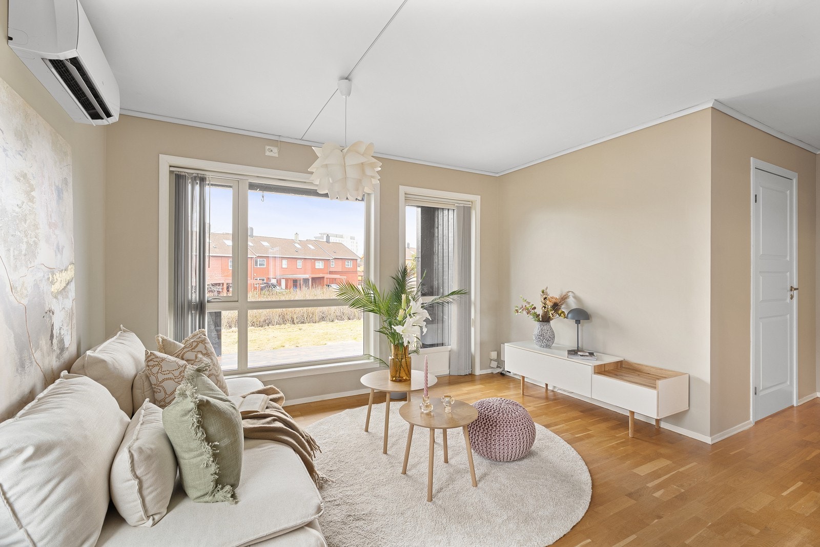 Som oppvarming er det varmepumpe - det er også mulighet for montering av vedovn. Galleribilde