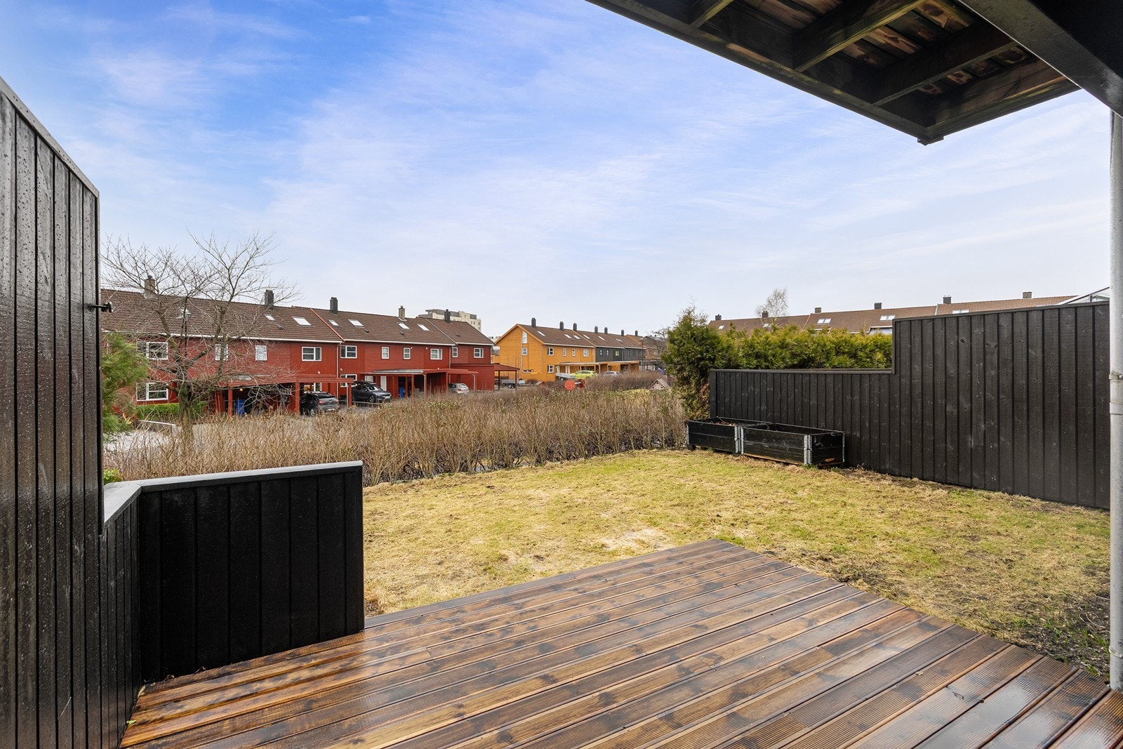 Pent uteområde med god terrasse og hage - Meget gode solforhold. Galleribilde