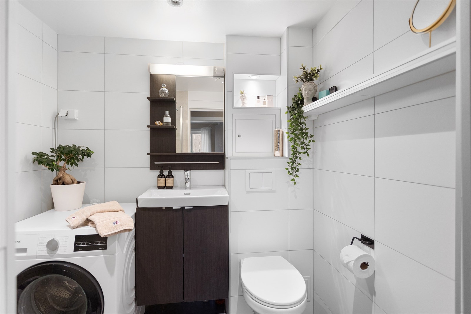 Leilighetens bad ble pusset opp i 2016 og fremstår moderne og lekkert. Opplegg for vaskemaskin og tørketrommel. Galleribilde