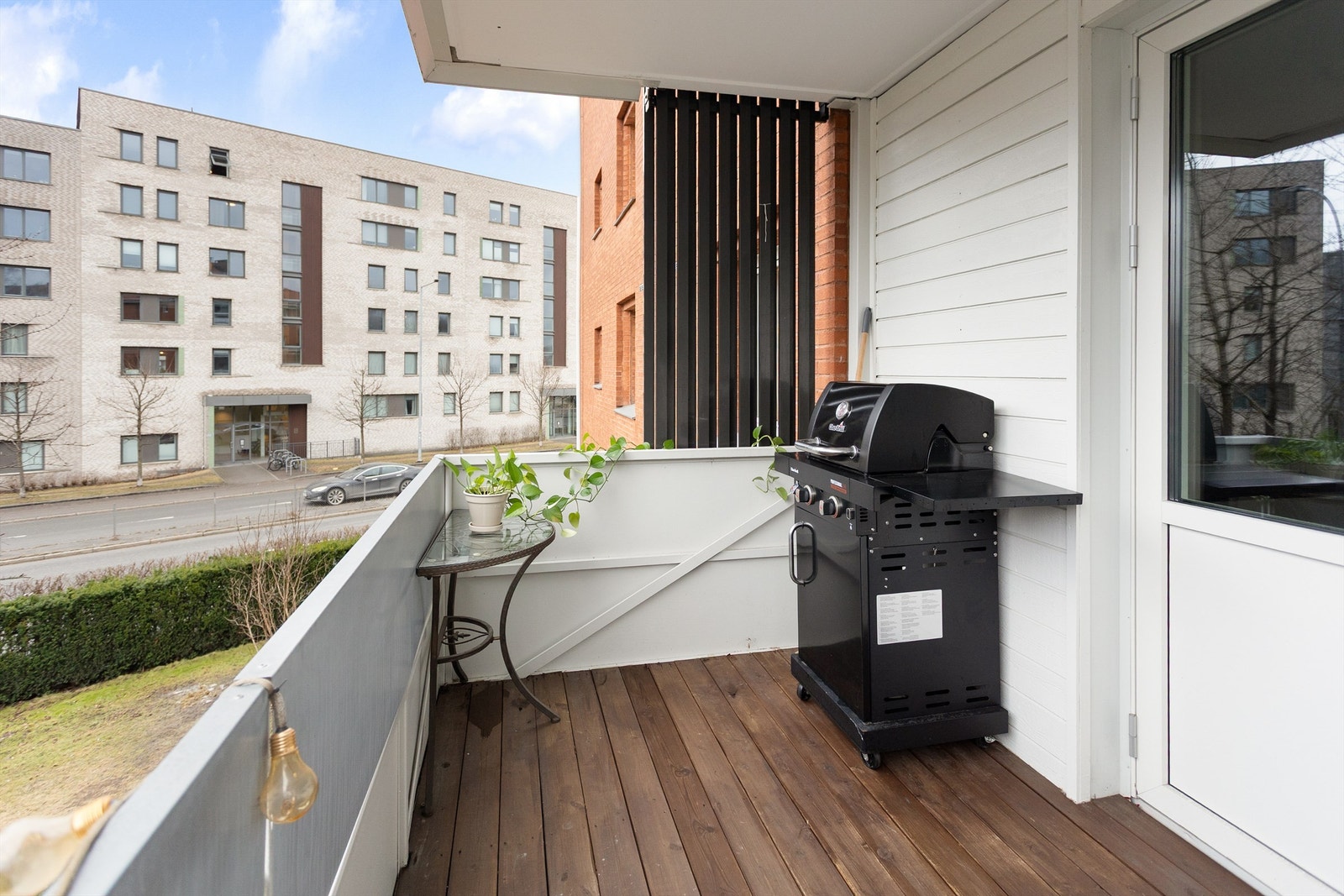 Balkongen føles som en naturlig forlengelse av stuen på sommerstid. På balkongen kan du fint innrede med en koselig sittegruppe og grill. Det er tillatt med el- og gassgrill. Galleribilde