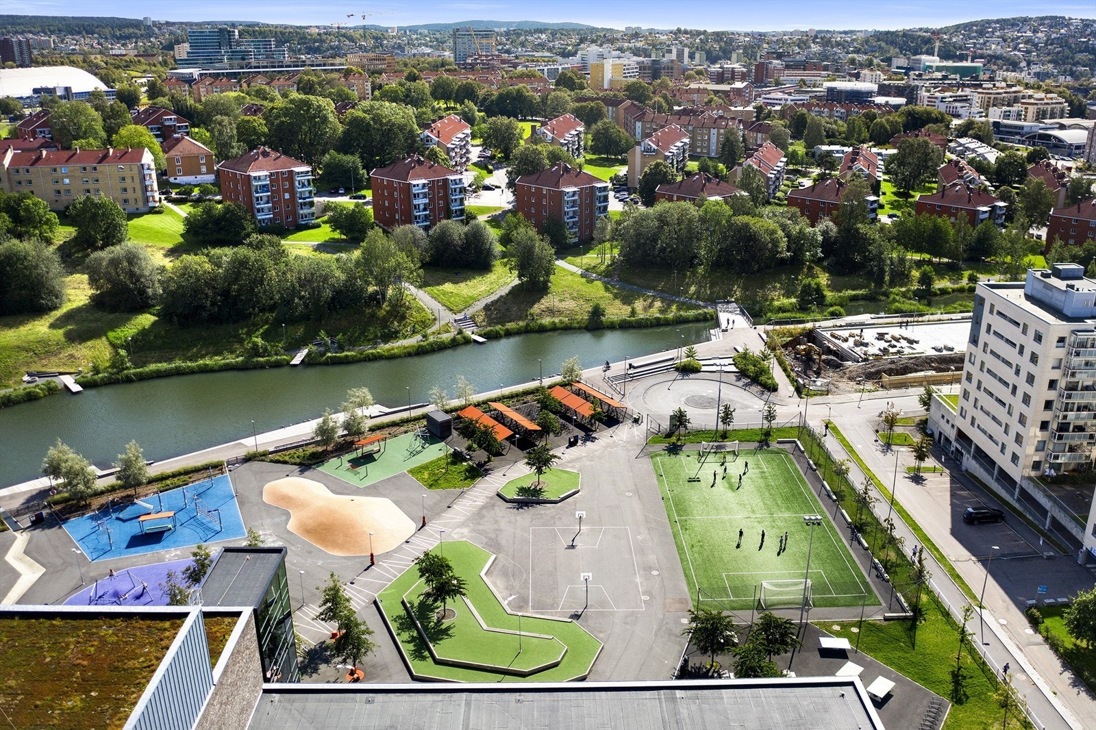 Fra Hasle Torg og Teglverksdammen går det en idyllisk tursti opp til Hovin og andedammen. Galleribilde