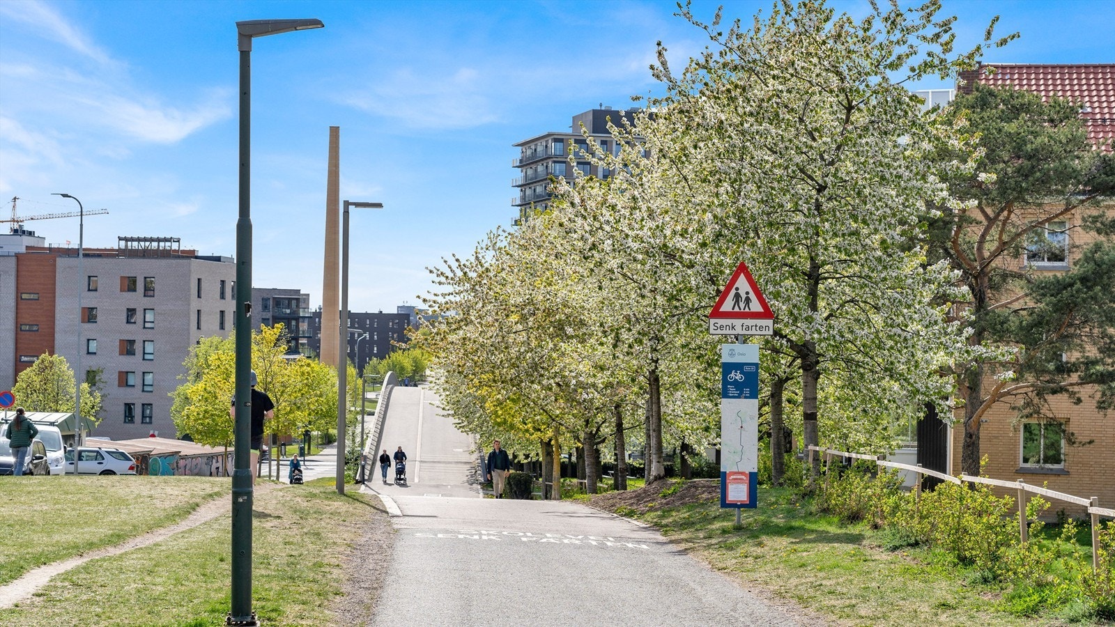 Tur- og sykkelvei rett ved boligen som går til sentrum. Galleribilde