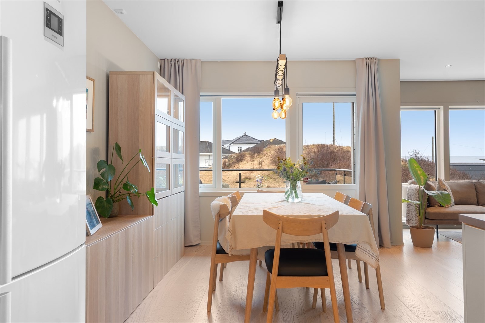 Gled deg til å invitere venner og familie til et bedre måltid samlet rundt spisebordet Galleribilde