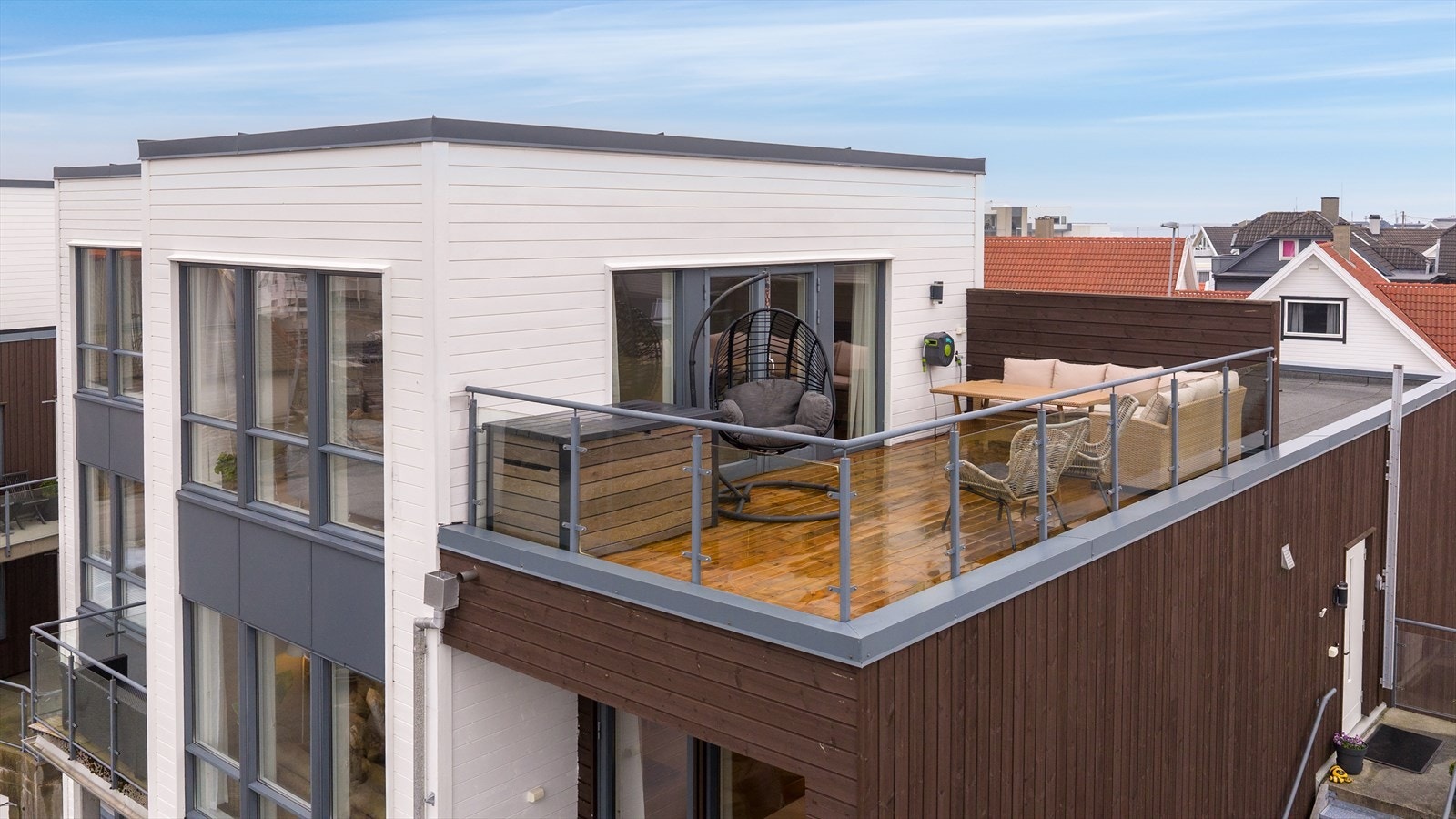 I tilknytning til loftstuen i 3 etasje er det også en stor og herlig takterrasse med gode solforhold Galleribilde
