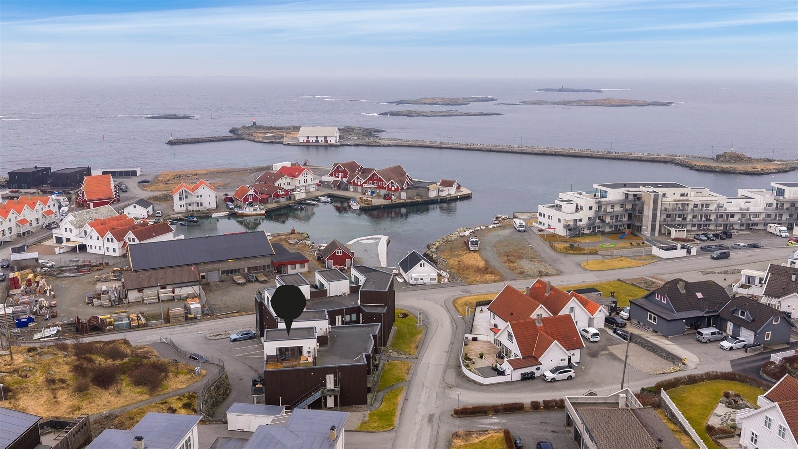 Leiligheten har en sentral og flott beliggenhet ved sjøen i Åkrehamn Galleribilde