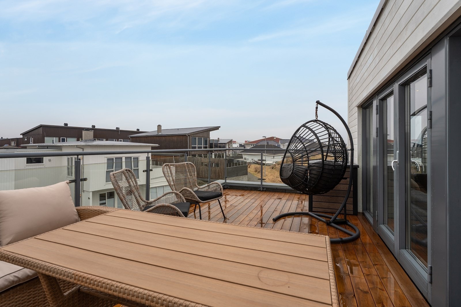 På takterrassen er det lagt nye terrassebord i 2025 Galleribilde