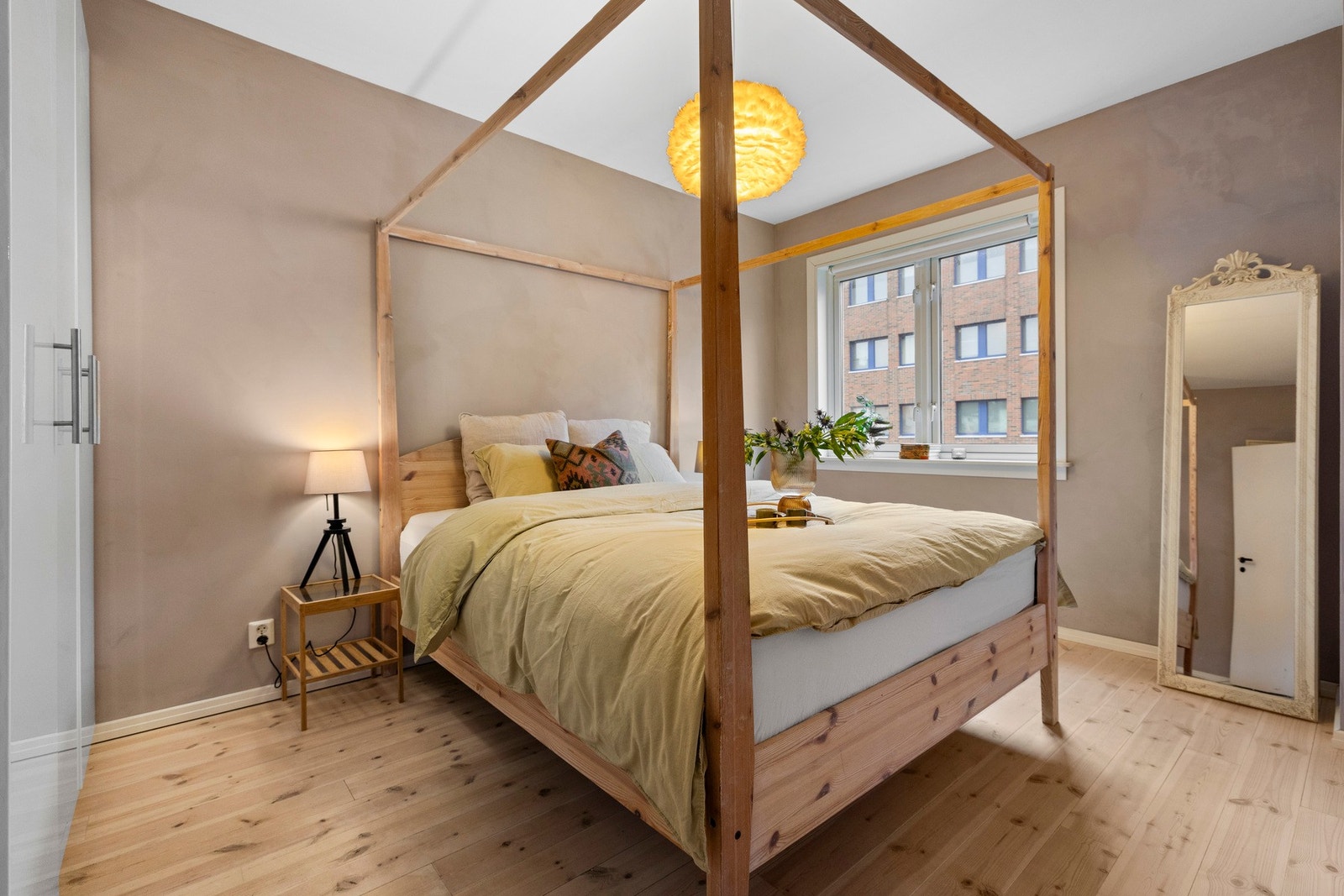 Hovedsoverom med garderobe og god plass til stor seng Galleribilde