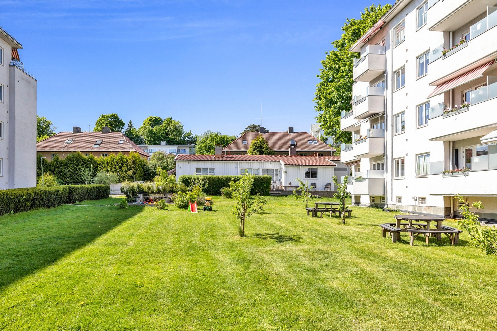 Fellesområder sommerstid. Borettslaget har flotte parkmessige fellesområder med gressplen, sittegrupper og grill Galleribilde
