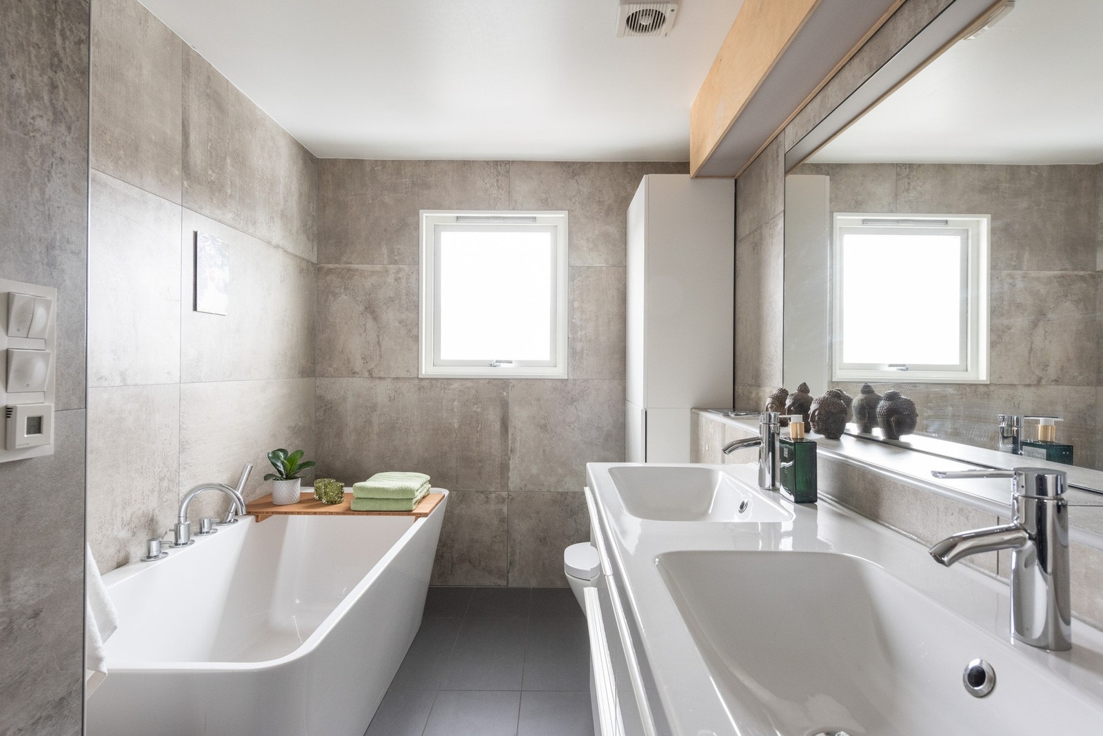 Pent flislagt bad i romslig størrelse med både dusj og badekar. Galleribilde