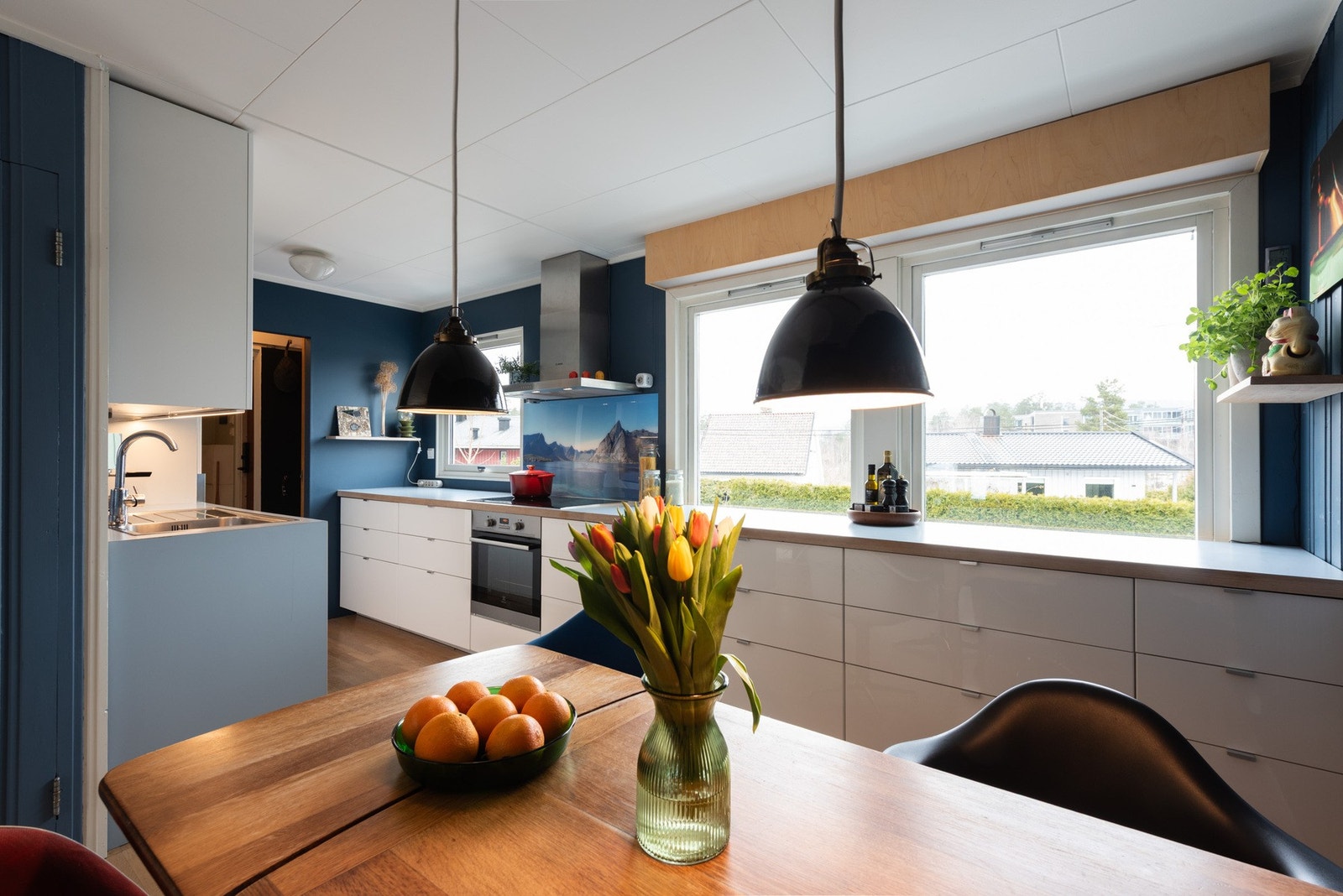 Kjøkkeninnredningen har glatte fronter og laminat benkeplate fra IKEA. Videre er kjøkkenet fult utstyrt med integrerte hvitevarer, og det er kjøkkenventilator med avtrekk ut. Galleribilde