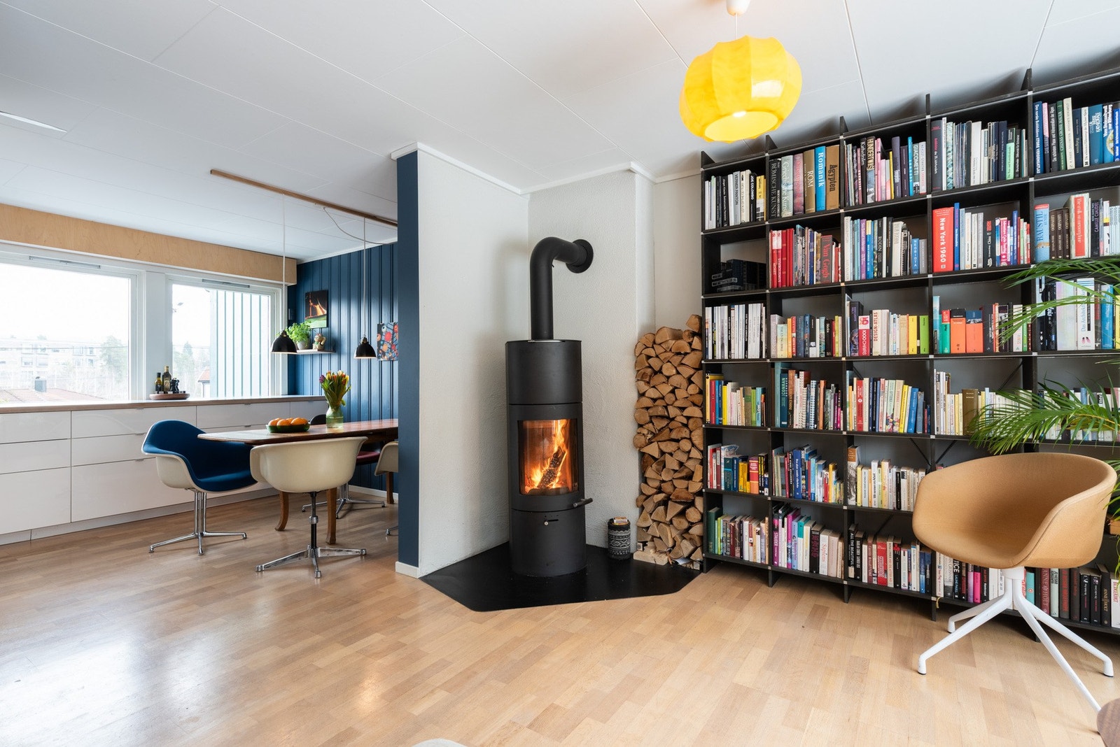 På kaldere dager er det ypperlig med en stilig peis som varmer godt! Galleribilde