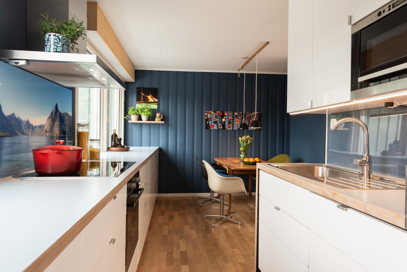 Det er godt med skap- og benkeplass. Et kjøkken som oser matglede! Galleribilde