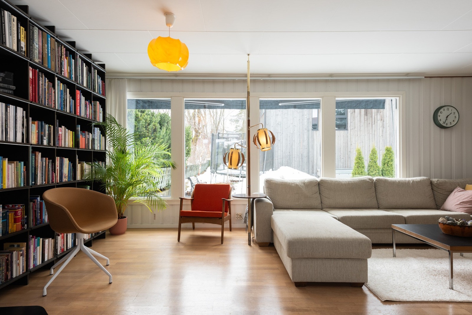 Boligen er gjennomgående og oppleves lys og luftig med store vindusflater. Galleribilde