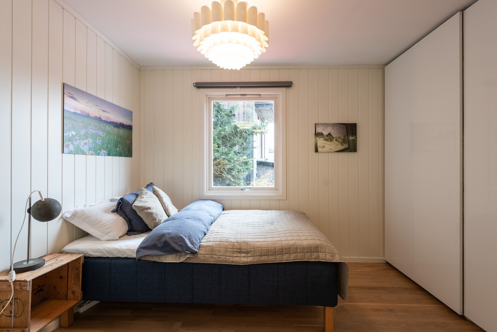 Det første soverommet er innredet med dobbeltseng, nattbord og lagring i skyvedørsgarderoben. Galleribilde