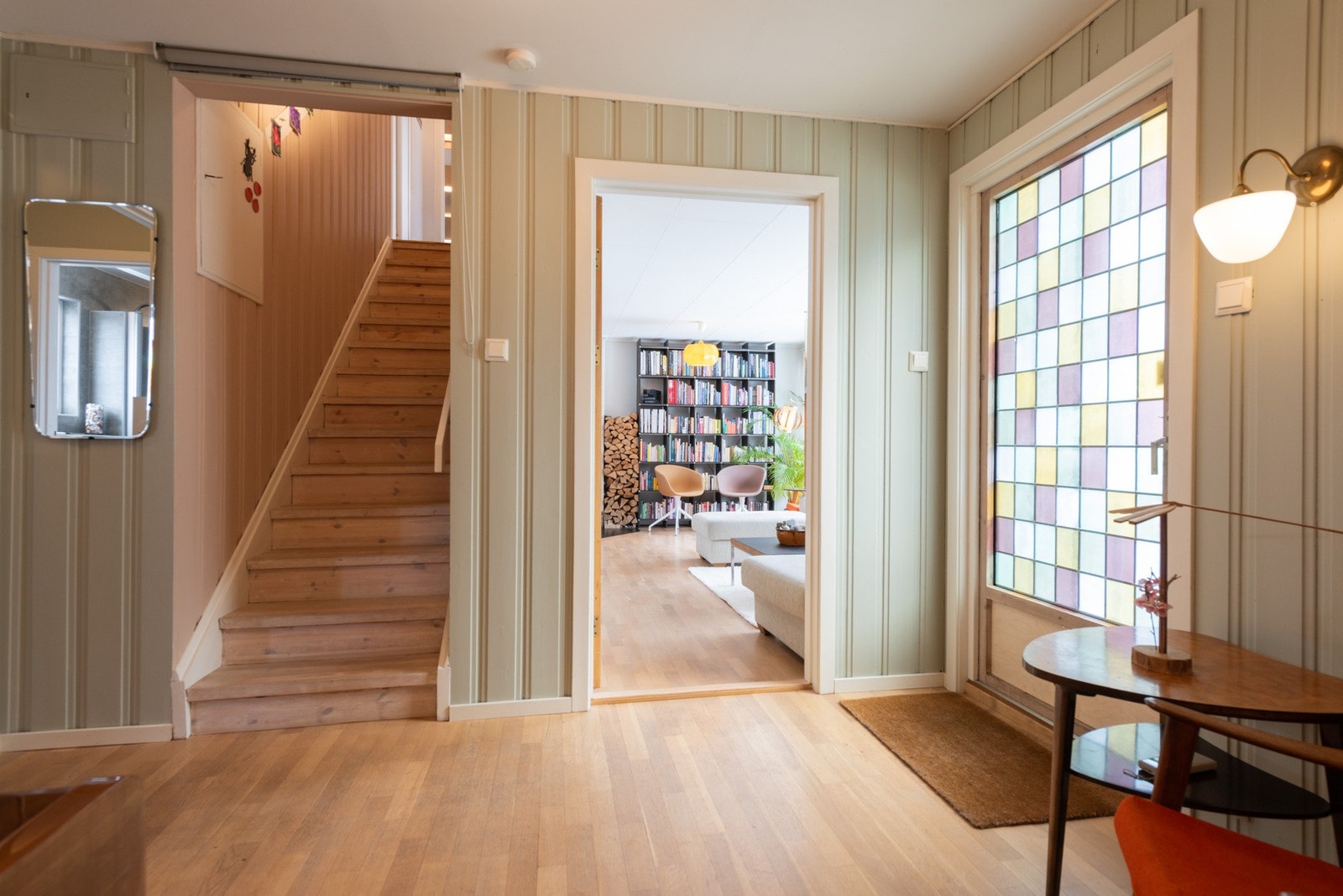 Lys og åpen gang med direkte utgang til terrassen og hagen. Galleribilde