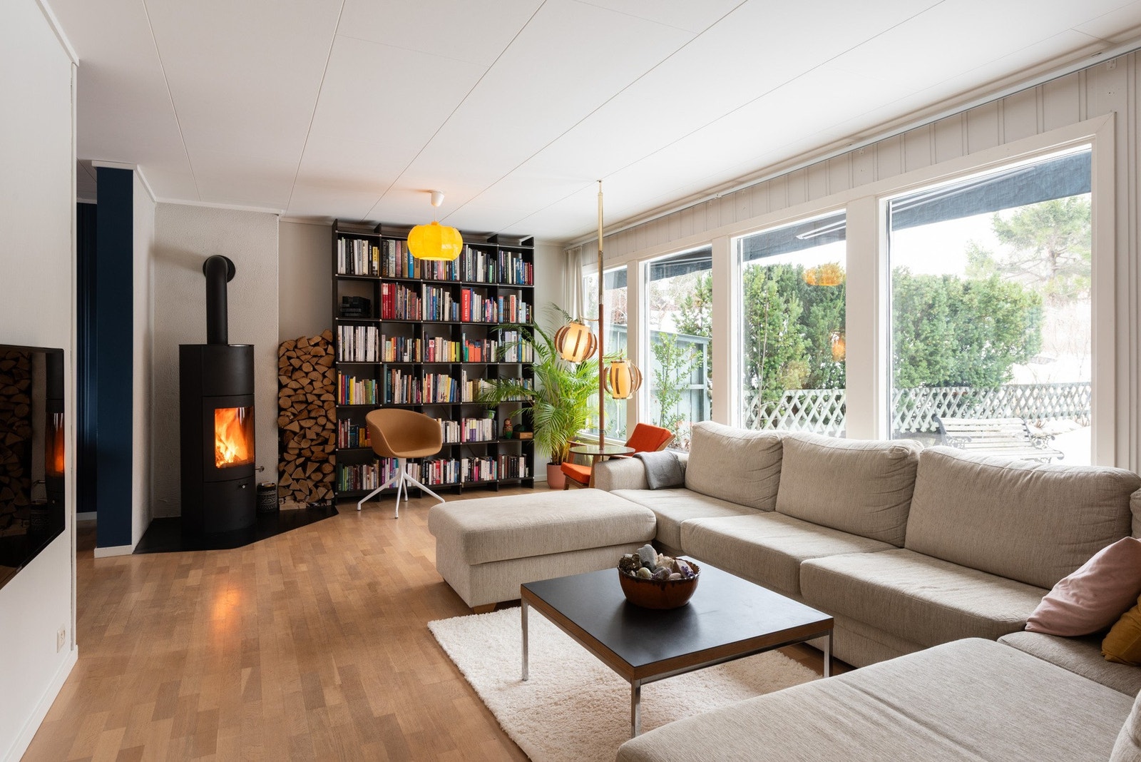 Denne boligen er svært familievennlig med flere gode rom over to etasjer, en stor sosial sone med stue og kjøkken samt en solrik uteplass med terrasse og hagedel. Dette er en halvpart tomannsbolig du ikke vil gå glipp av! Galleribilde