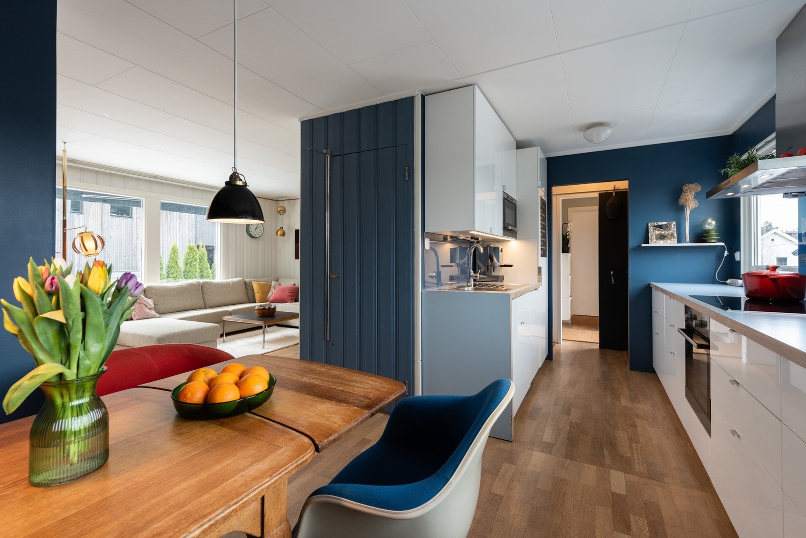 Kjøkkenet ligger i en delvis åpen løsning mot stuen. Her kan du lage mat skjermet fra den sosiale stuedelen. Galleribilde