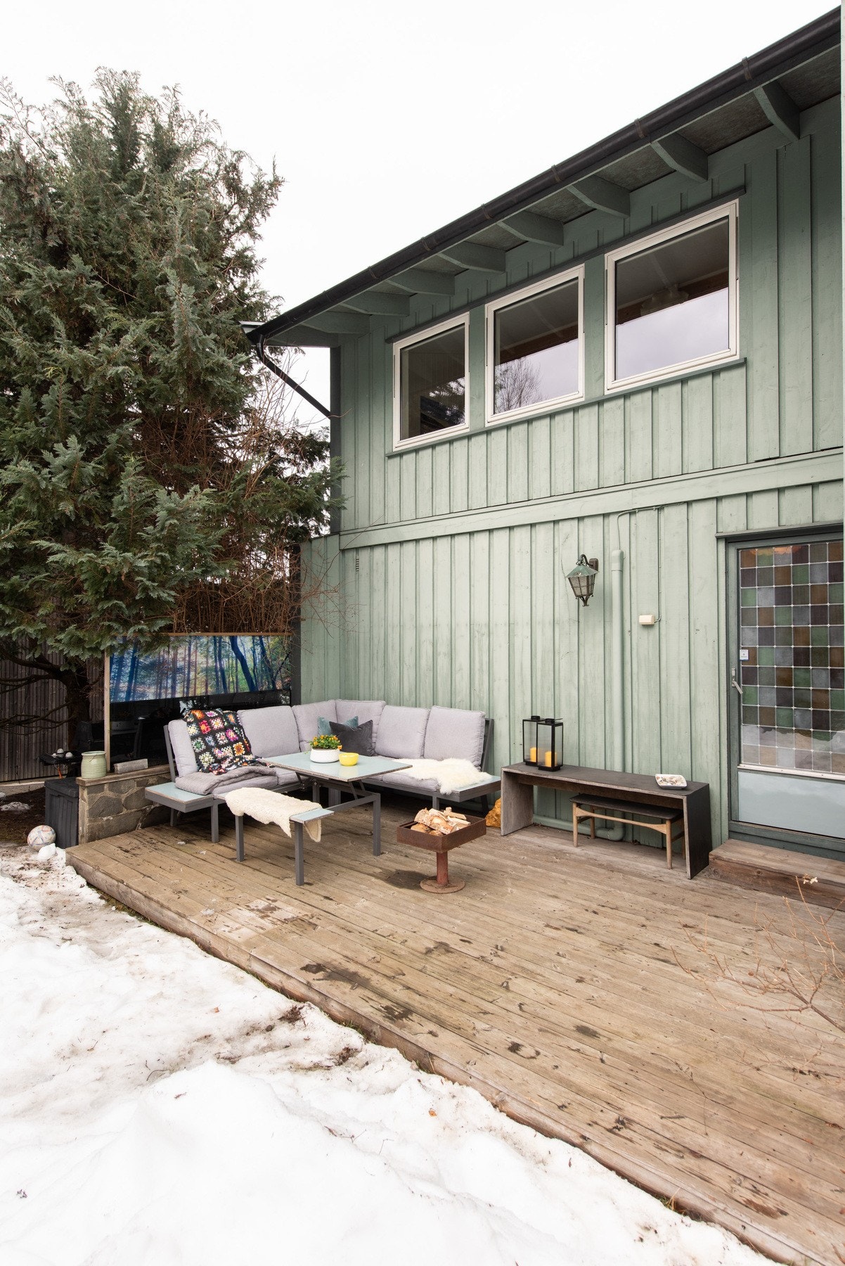 Det er god plass til lounge, grill, ulik beplantning og trampoline eller annet lekeapparat for barna. Her trives man godt på sommerhalvåret! Galleribilde