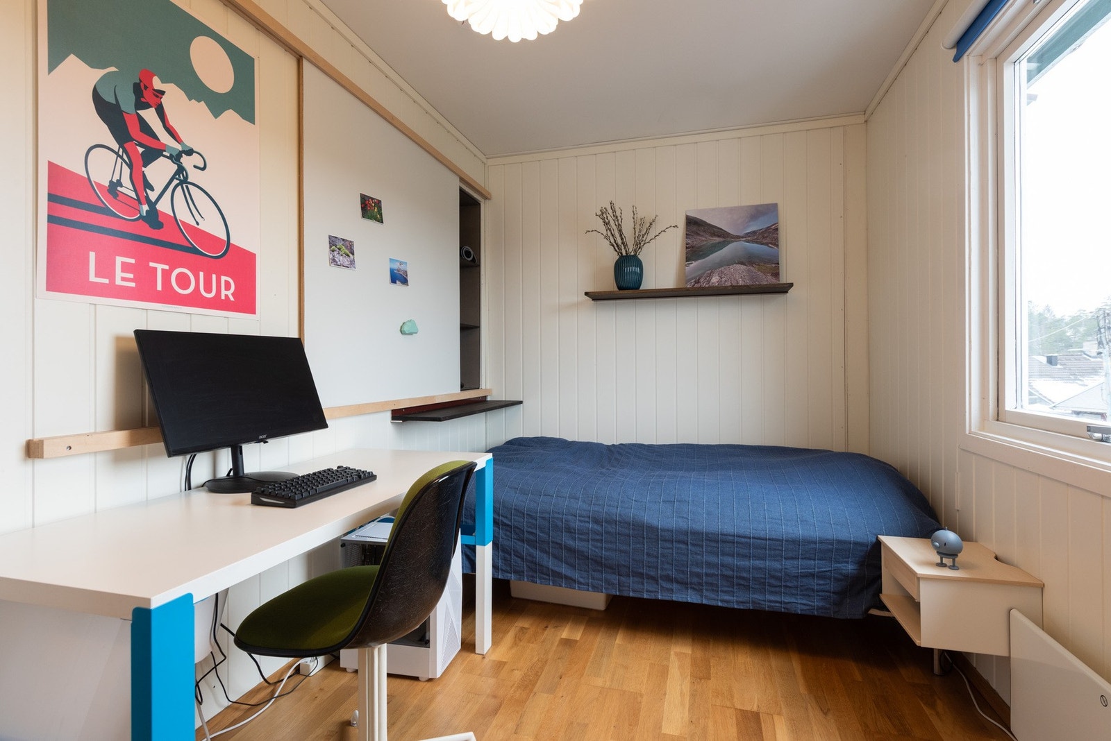 Boligens fjerde soverom har god plass til seng med tilhørende nattbord, garderobeløsning og skrivebord. Galleribilde