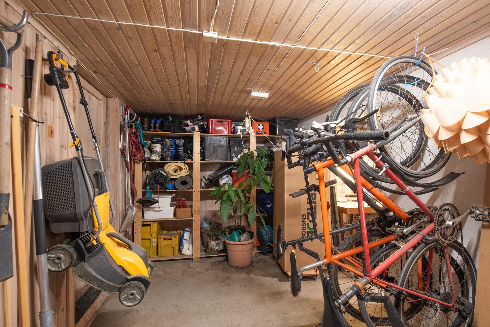 Praktisk for å få organisert diverse sport- og hageutstyr til hele familien! Galleribilde