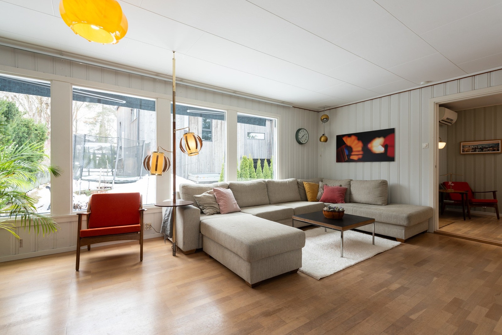 Stuen er meget romslig og har god plass til sofa med tilhørende sofabord og medievegg. Galleribilde