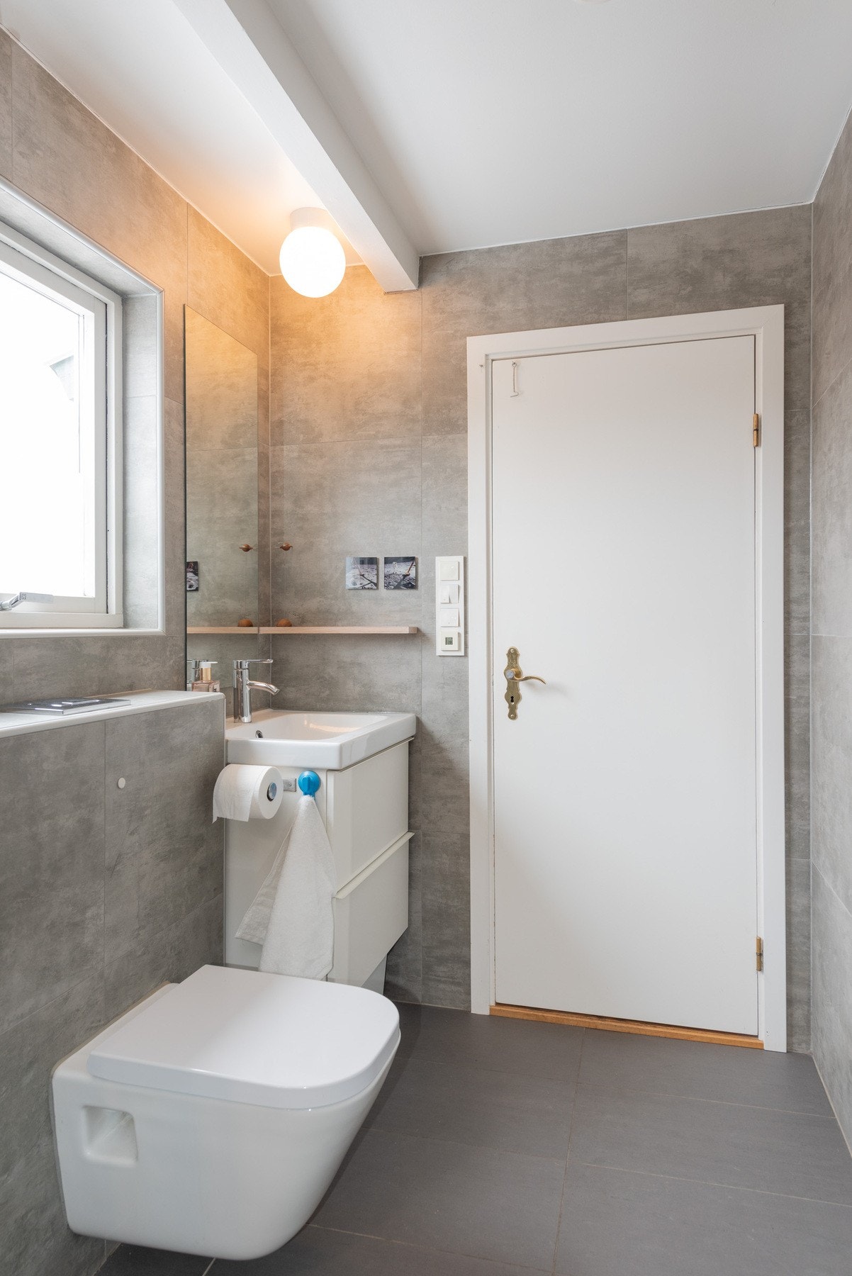 Flislagt bad med elektriske varmekabler i gulvet. Badet er innredet med vegghengt toalett, servant og dusj. Galleribilde