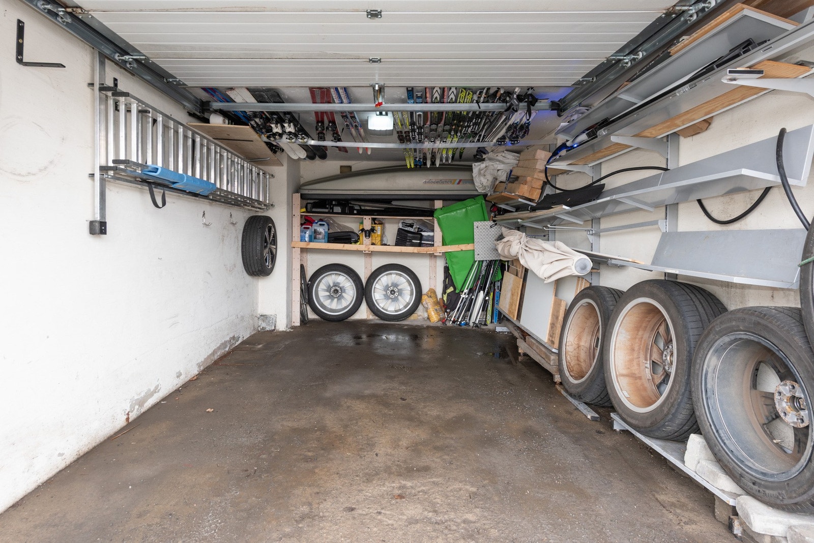 Boligen har to enkle garasjer, denne har tilkoblet elbil-lader. Det er Galleribilde