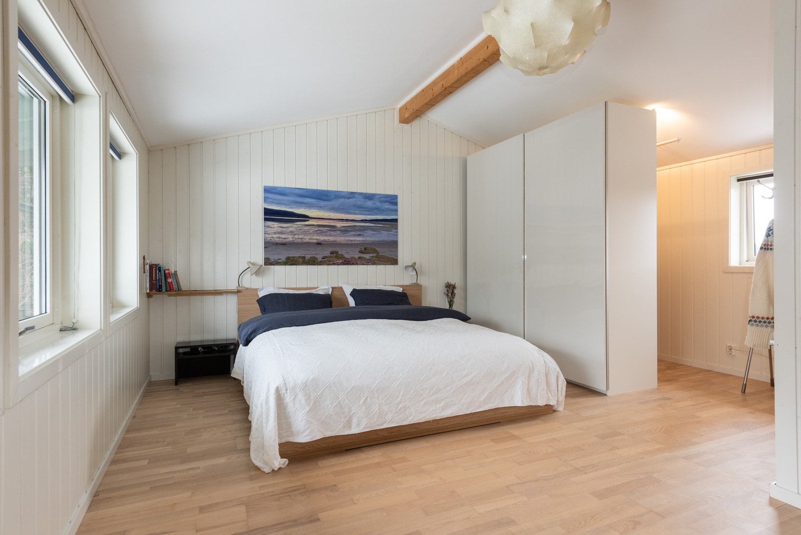 Lyst og stort hovedsoverom med god plass til dobbeltseng, nattbord og garderobeløsning. Galleribilde