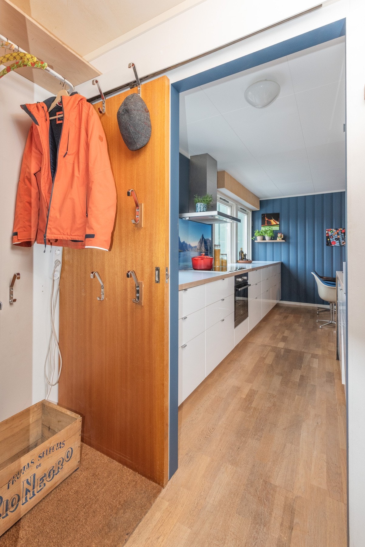 Når du kommer inn boligen blir du møtt av et inngangsparti som har et garderoberom til venstre. Det er god plass til å henge fra seg yttertøy og sko. Galleribilde