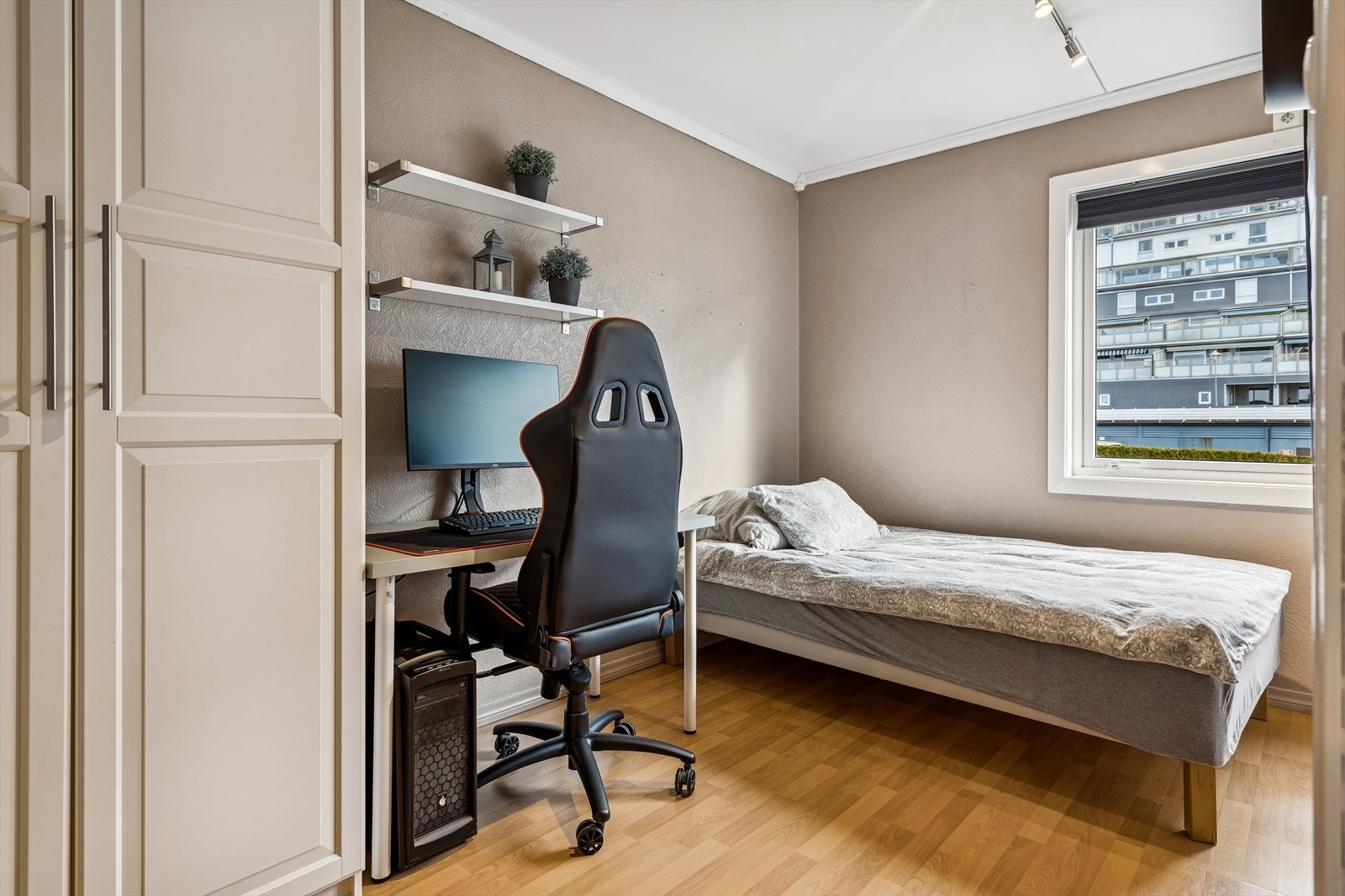 Boligens fjerde soverom er opprinnelig en del av soverom 3. Rommet er delt i to rom, og bod er tatt inn i rommet. Dette rom er ikke godkjent soverom. Galleribilde