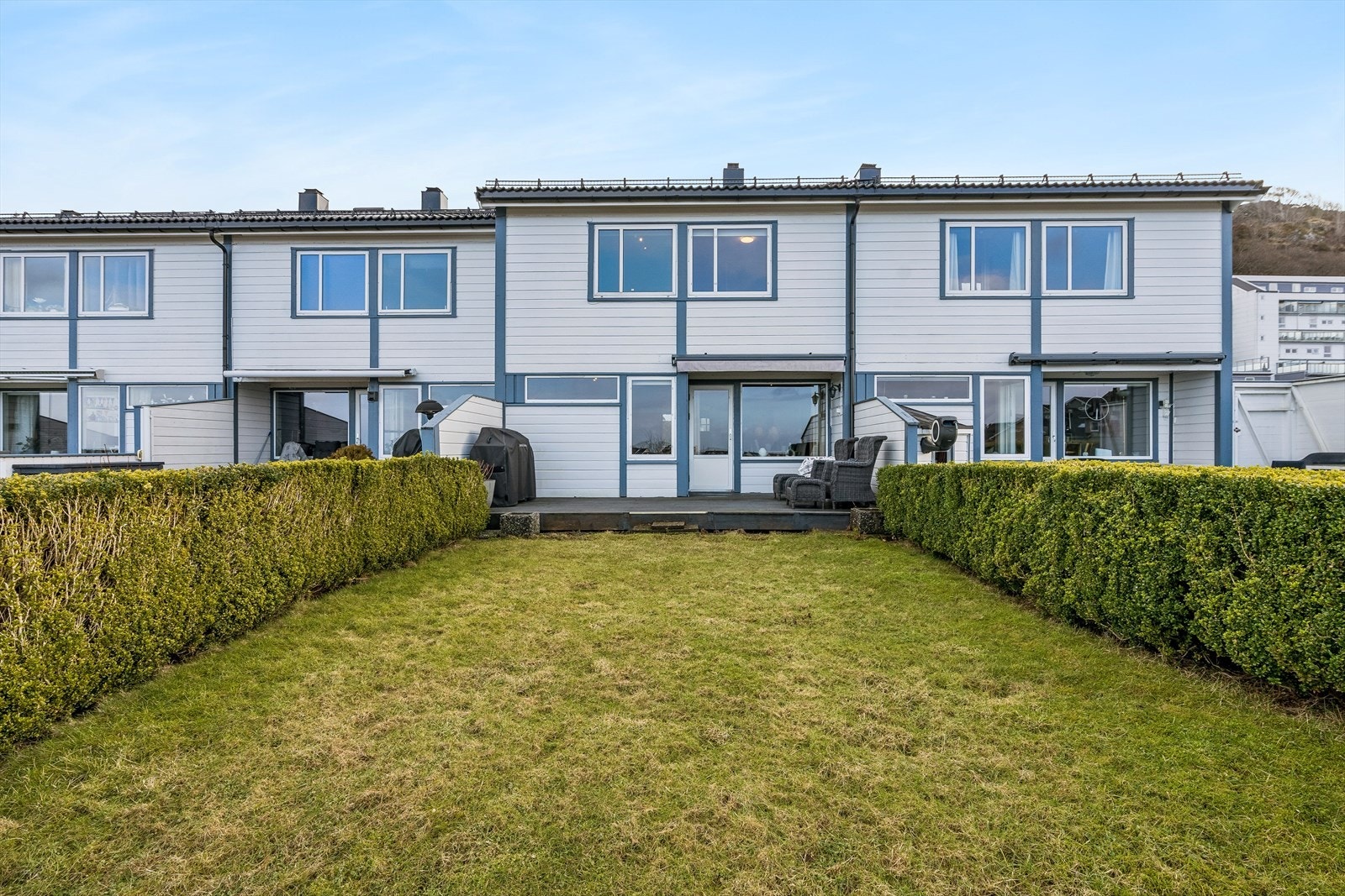 Boligen har en fin hage på baksiden, med direkte utgang til en stor terrasse fra stuen. Galleribilde