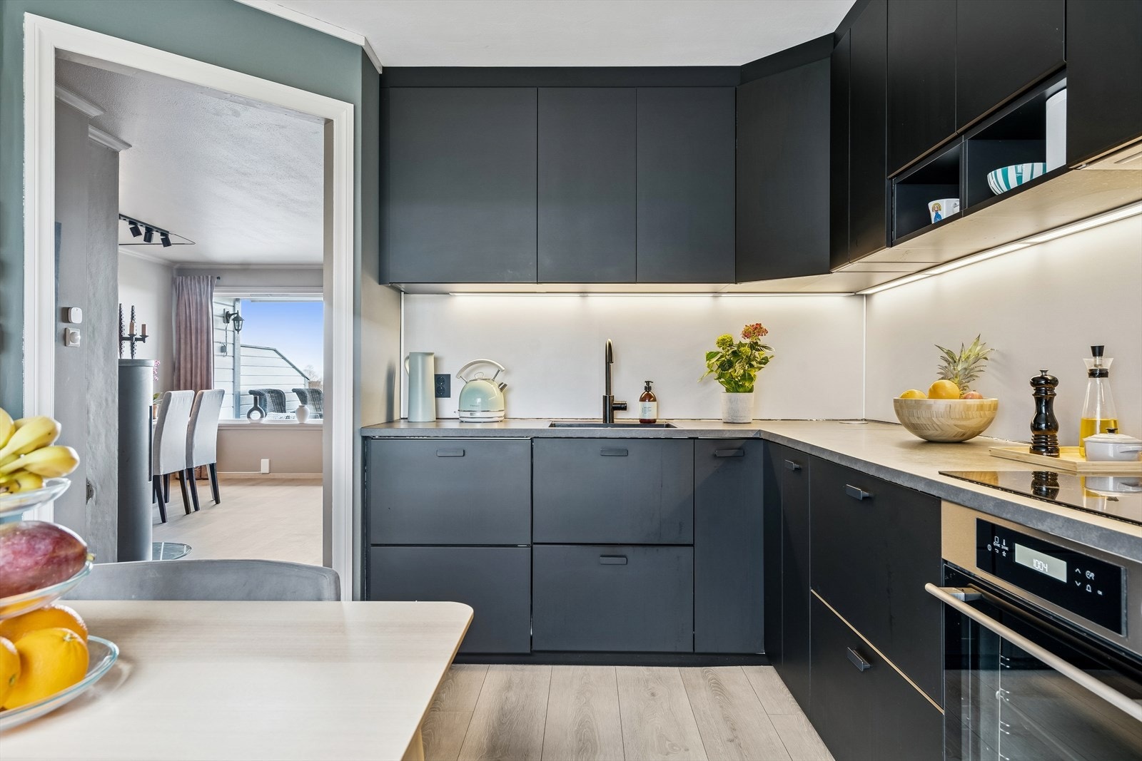 Innredningen fra Ikea har rikelig med skapplass, laminerte benkeplater og praktiske lysstriper som gir godt arbeidslys. Galleribilde