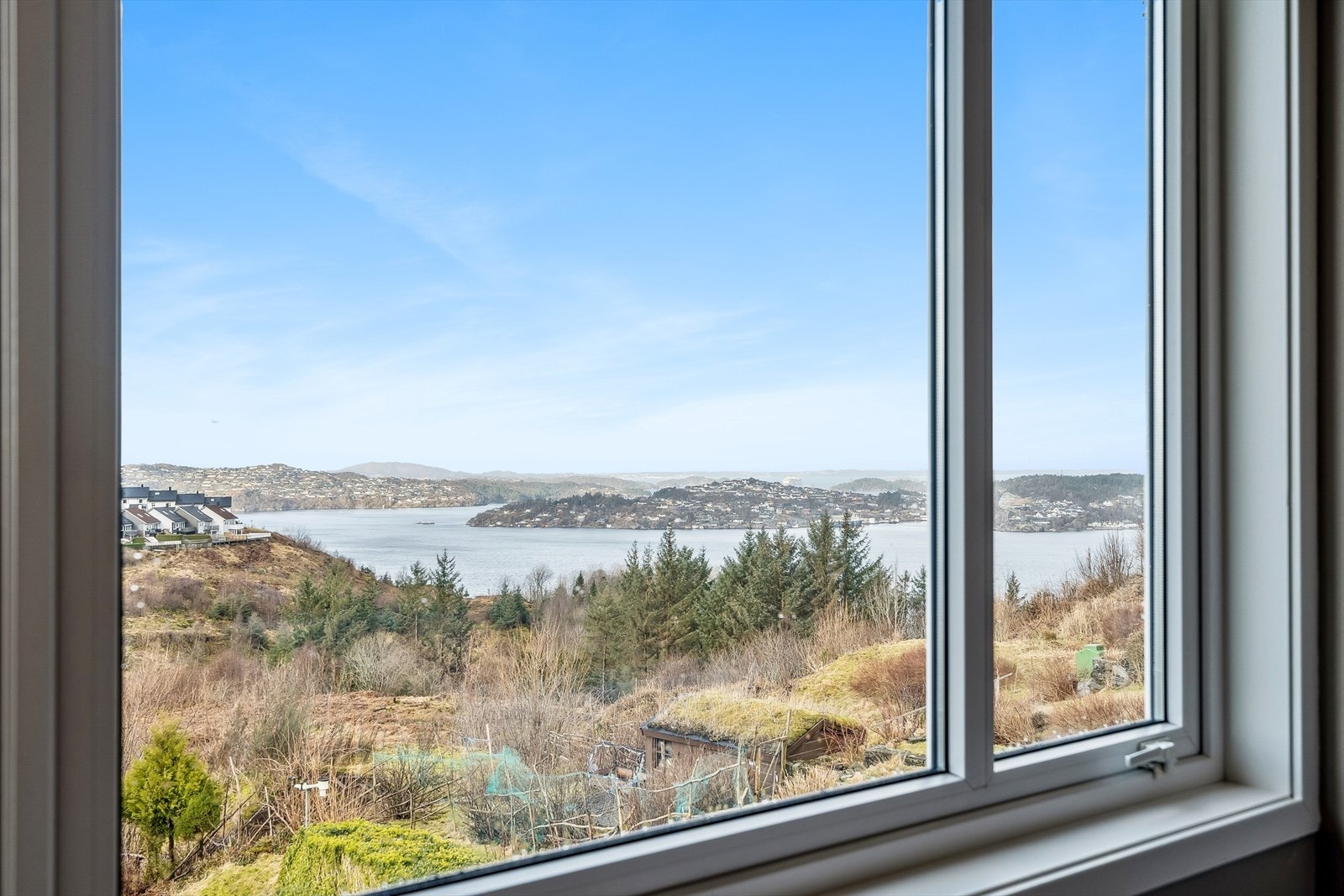 Fra flere av rommene i boligen kan du nyte den fine utsikten over landskapet og sjøen. Galleribilde