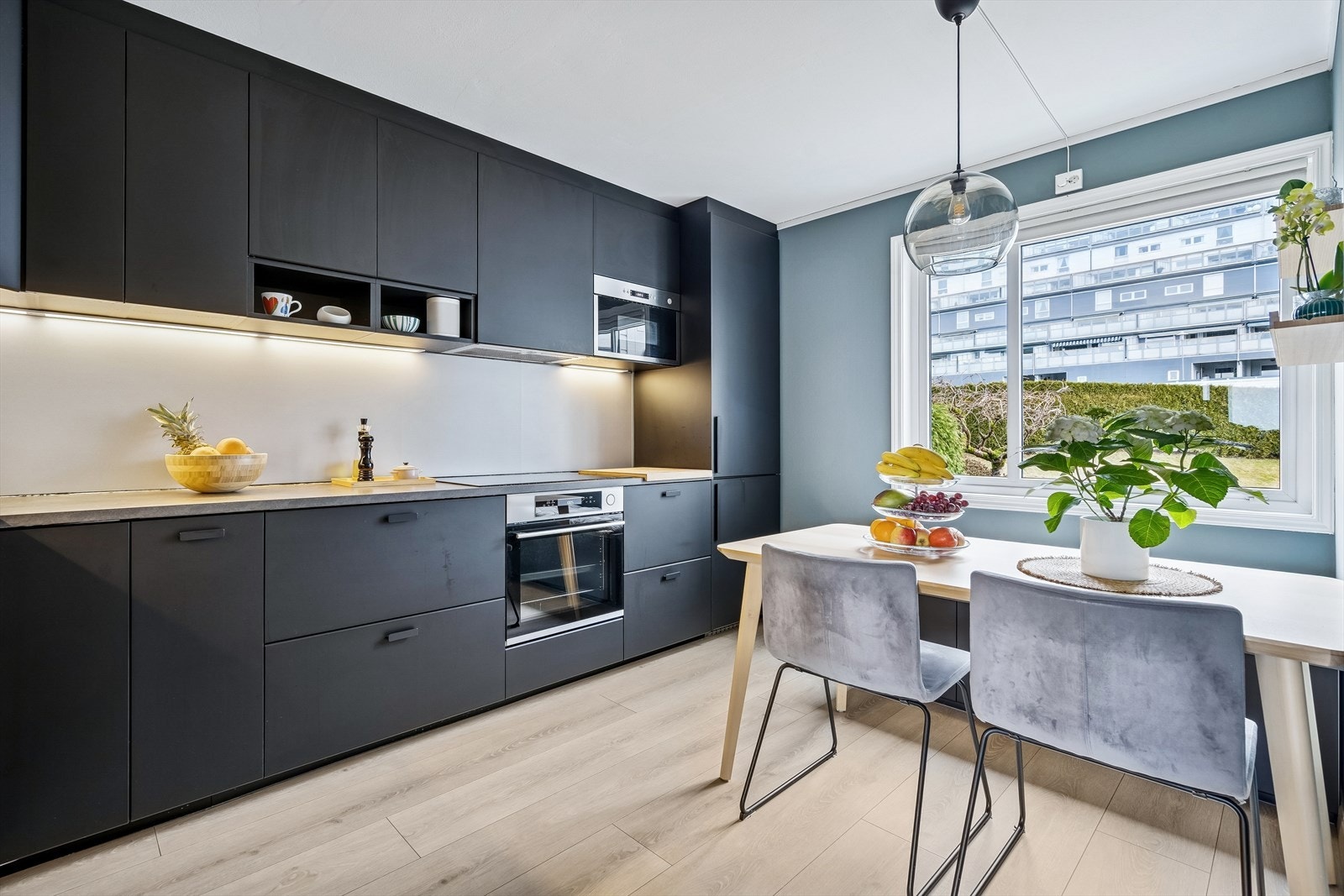 Kjøkkenet er på over 10 m² og har god plass til en hyggelig spiseplass ved vinduet. Galleribilde