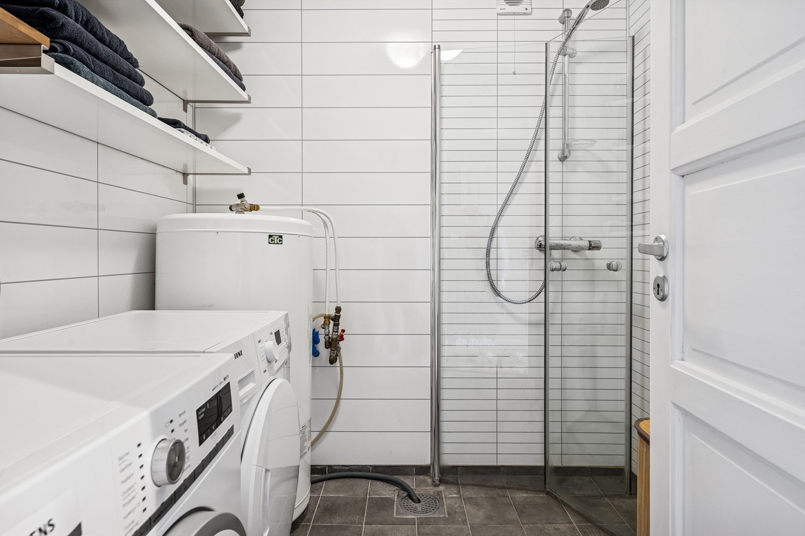 Vaskerom med dusj, opplegg for vaskemaskin og tørketrommel, samt varme i gulvet. Galleribilde